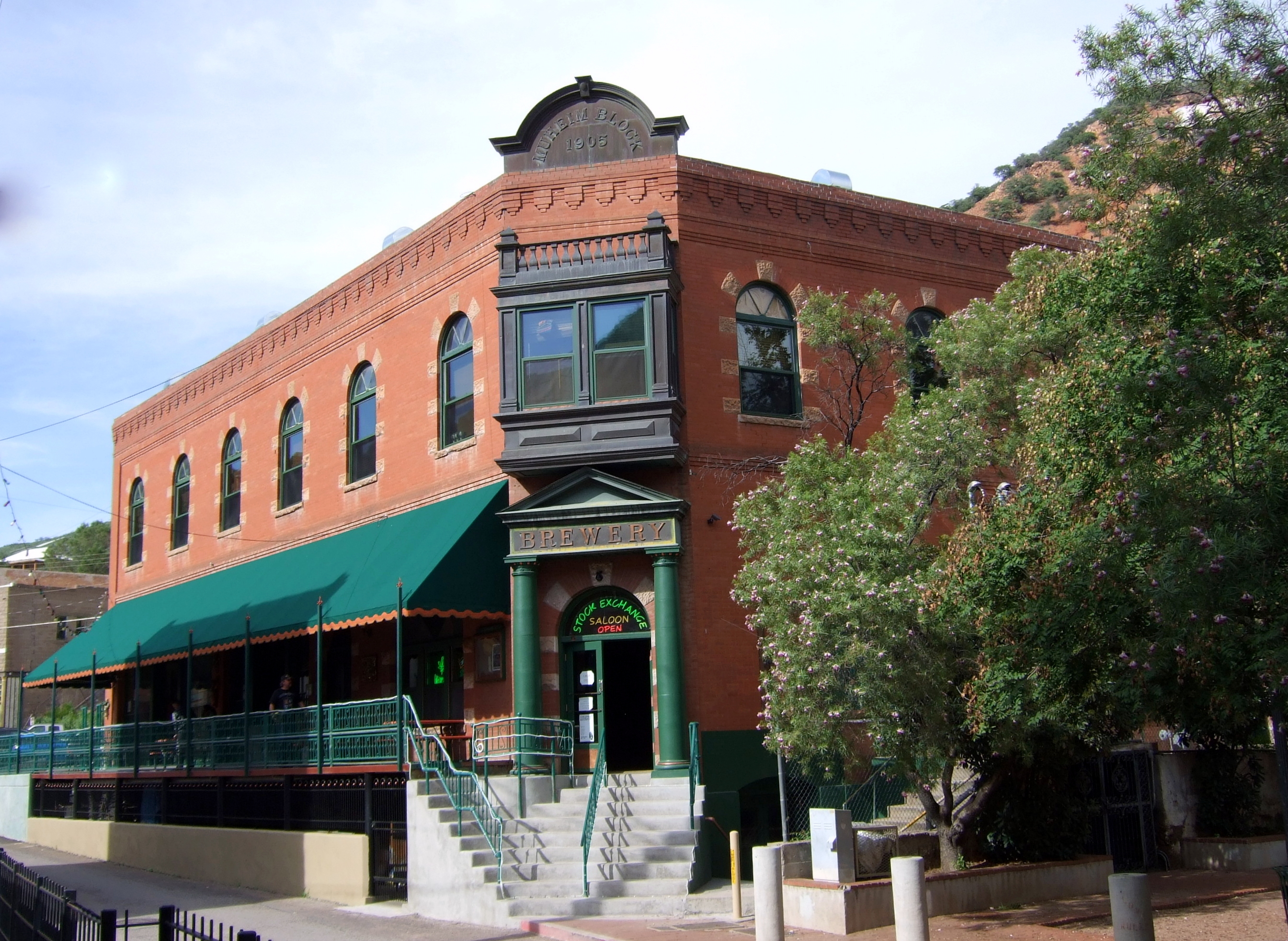 Are there any admission free attractions available in Bisbee, Arizona?